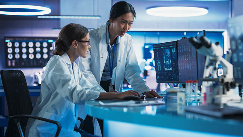 Zwei Wissenschaftler analysieren Daten gemeinsam am Computer im Labor