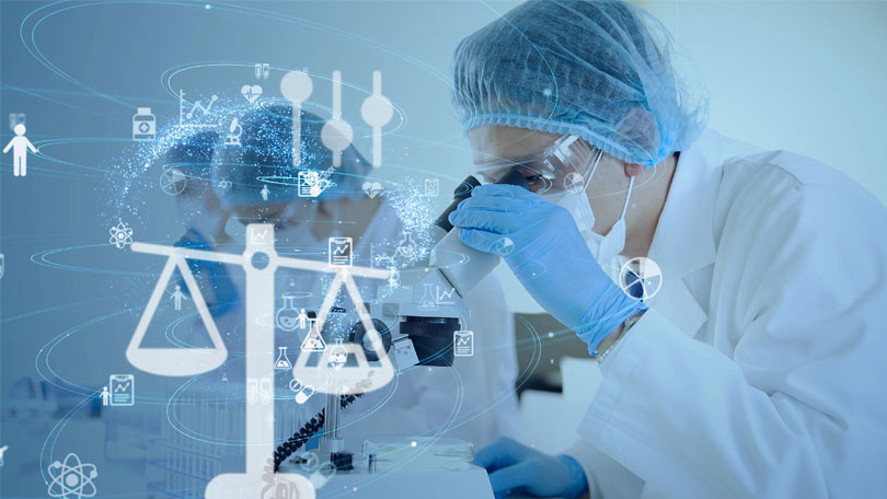 Forscher untersucht Probe unter dem Mikroskop mit digitalen Analyseelementen