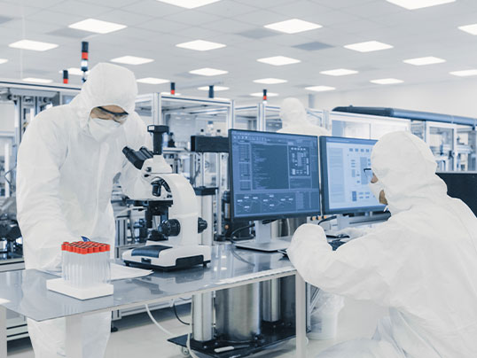 Zwei Wissenschaftler in Schutzkleidung arbeiten im Hightech-Labor