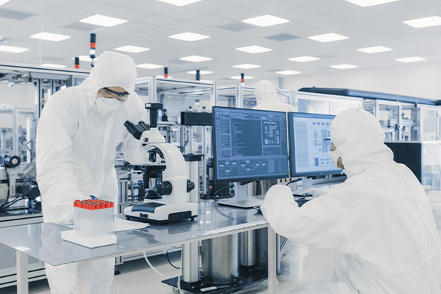 Zwei Wissenschaftler in Schutzkleidung arbeiten im Hightech-Labor