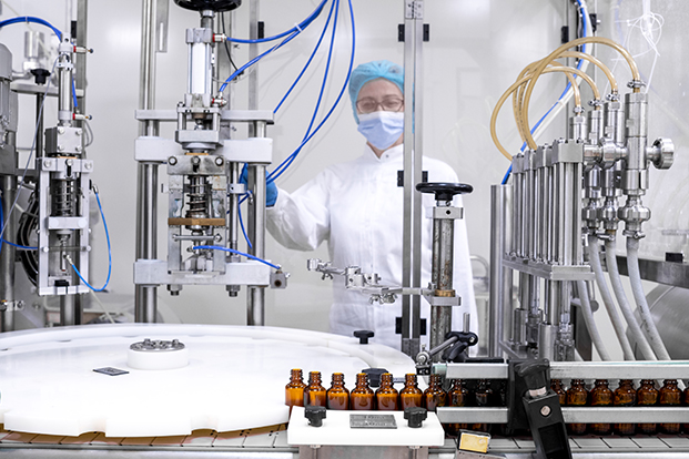 Mitarbeiterin ein einer Chemieproduktionsanlage