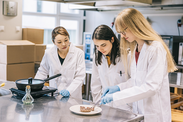 Laboranten von testen / verk&ouml;stigen eines Lebensmittels
