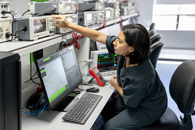 Technikerin in einem medizintechnischen Labor
