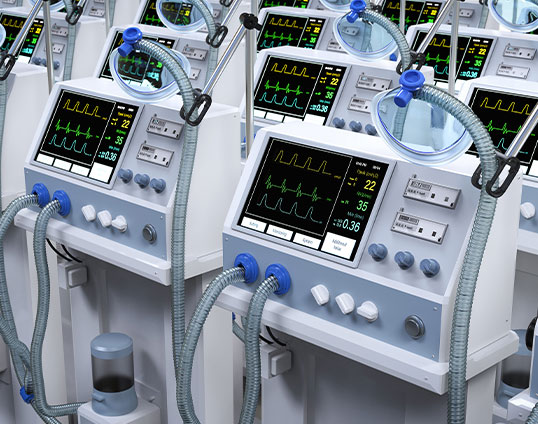 Mehrere Beatmungsger&auml;te mit Schl&auml;uchen und Monitoren zeigen Vitaldaten