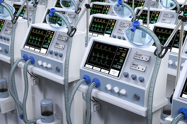 Mehrere Beatmungsger&auml;te mit Schl&auml;uchen und Monitoren zeigen Vitaldaten