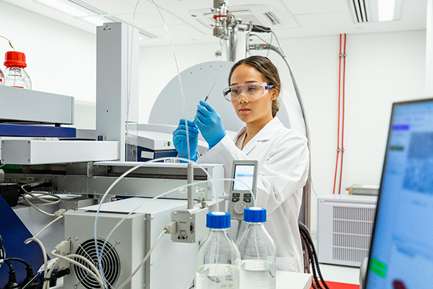Laborantin an technischen Maschinen im Labor
