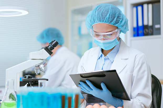 Laborantin beim Checkup im Labor