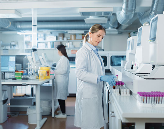 Zwei Wissenschaftlerinnen arbeiten im modernen Labor mit Analyseger&auml;ten