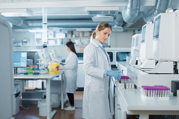 Zwei Wissenschaftlerinnen arbeiten im modernen Labor mit Analyseger&auml;ten